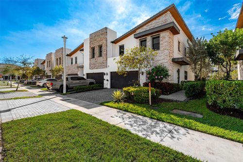 7902-7902 Nw 105th Ct, Doral, FL, 33178-4648 | Card Image