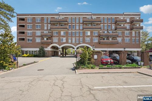 44 Iron Forge Sq, Pompton Lakes, NJ, 07442-1737 | Card Image