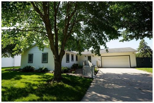 3022 Yorkshire Dr, Charles City, IA, 50616-4016 | Card Image