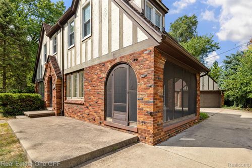 8032 Huntington Rd, Huntington Woods, MI, 48070-1641 | Card Image