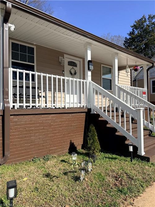 928 E Davis St, Burlington, NC, 27215-6618 | Card Image