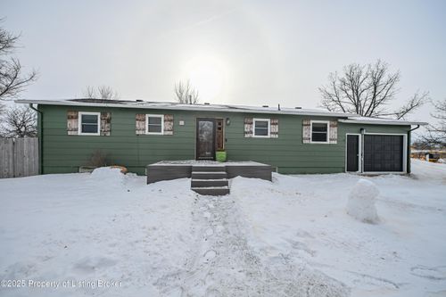 10 Dakota St, Killdeer, ND, 58640-4301 | Card Image