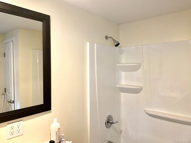 FIRST FLOOR BATHROOM | Image 7