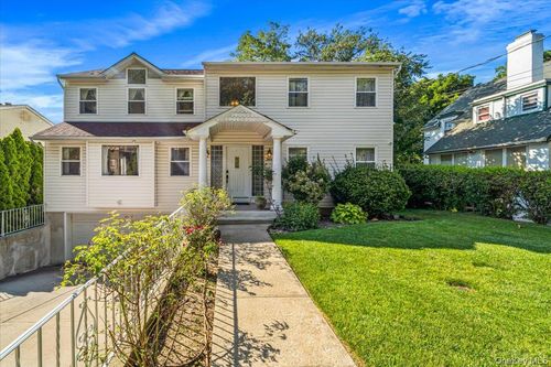 a-70 Manor Dr, Great Neck, NY, 11020-1512 | Card Image
