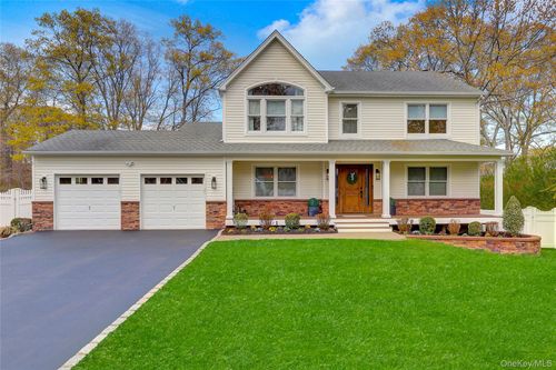 19 Oakwood Avenue, Brookhaven, NY, 11764 | Card Image