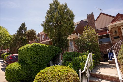 28 34th Ave, Astoria, NY, 11106-3412 | Card Image