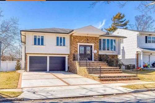 2 Valley Greens Dr, Valley Stream, NY, 11581-3635 | Card Image