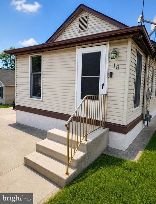 18 Newport Ave, NEW CASTLE, DE, 19720-1163 | Card Image