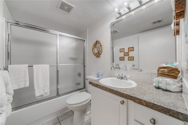 Bathroom with Tub | Image 12