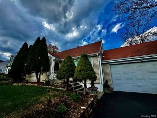 51 Iroquois Rd, Ossining, NY, 10562-3825 | Card Image