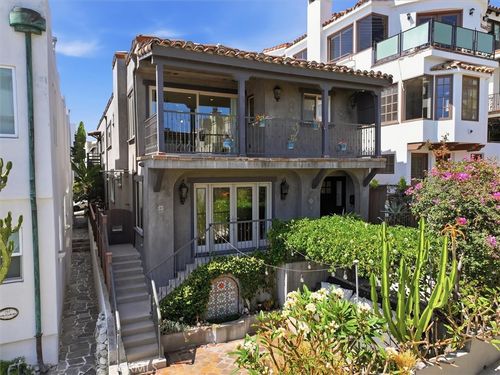 221 24th Street, Manhattan Beach, CA, 90266 | Card Image