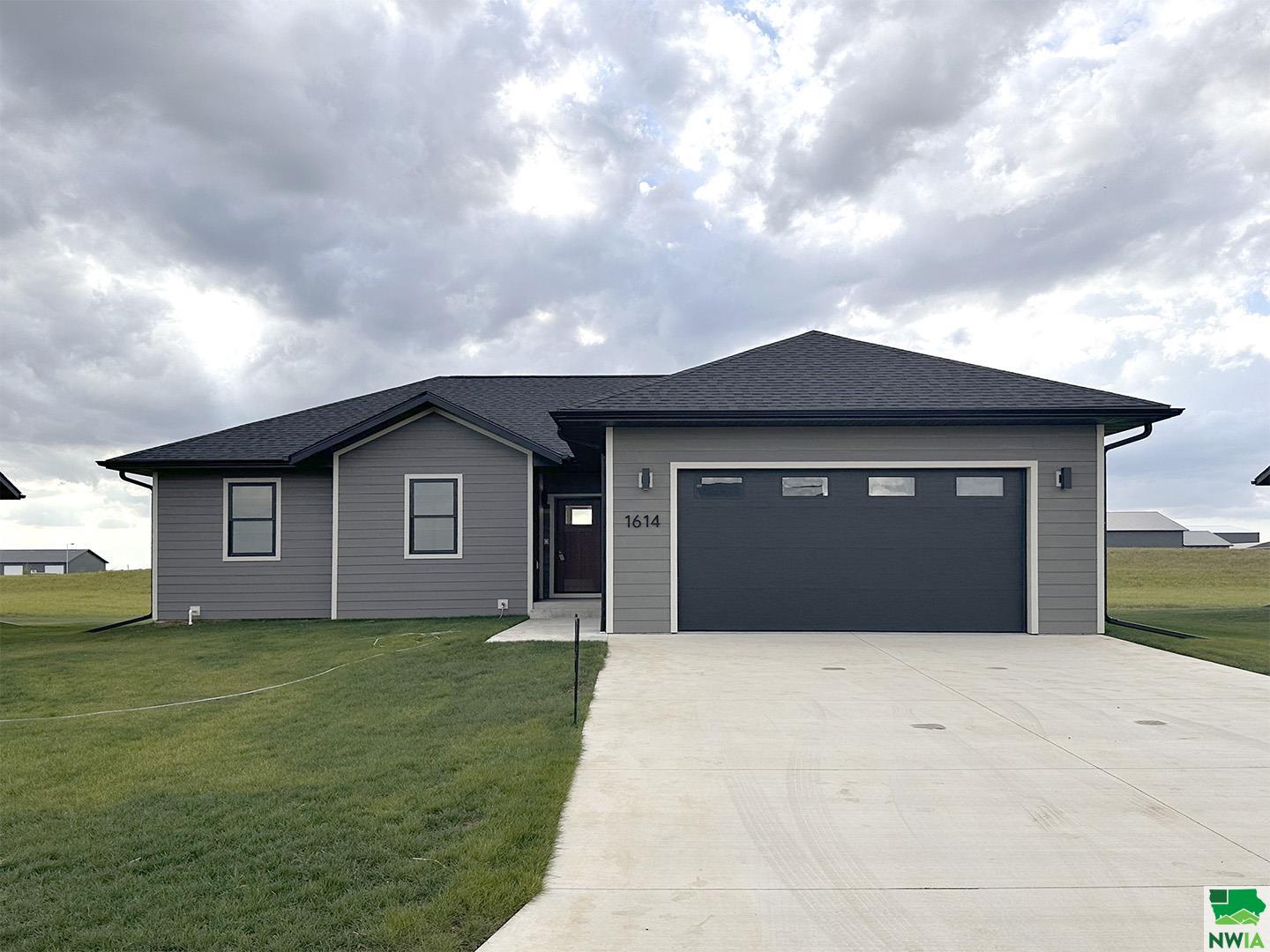 Lincoln Pl, Orange City, IA 51041