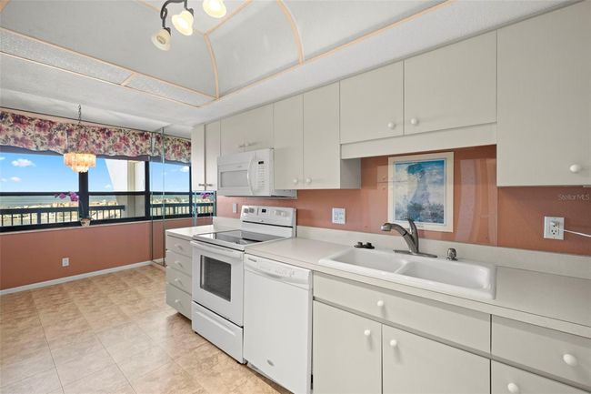 APT-1201 - 9415 Blind Pass Rd, Condo with 2 bedrooms, 2 bathrooms and null parking in ST PETE BEACH FL | Image 9