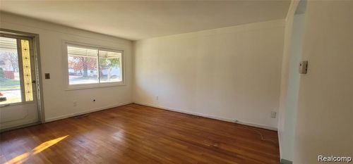 4004 Kingston St, Dearborn Heights, MI, 48125-3236 | Card Image