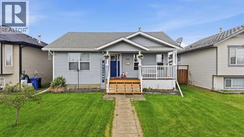 142 Robinson Ave, Penhold, AB, T0M1R0 | Card Image