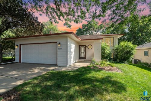3109 E 33rd St, Sioux Falls, SD, 57103-4350 | Card Image
