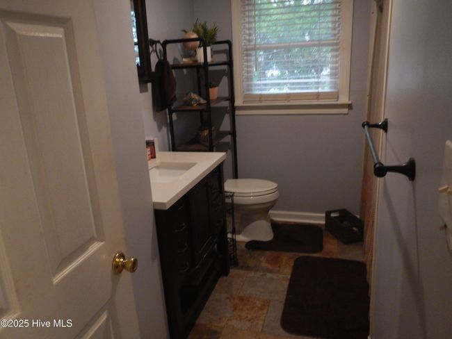 Main bathroom. | Image 14