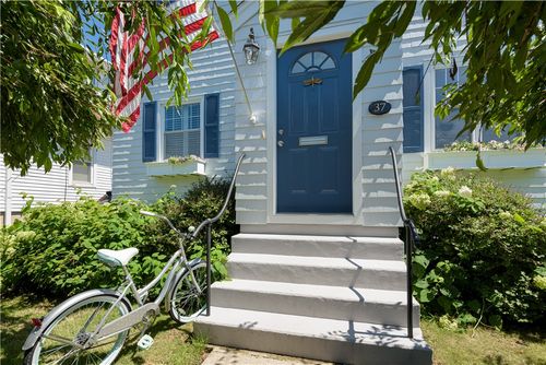 37 Almy St, Newport, RI, 02840-1809 | Card Image
