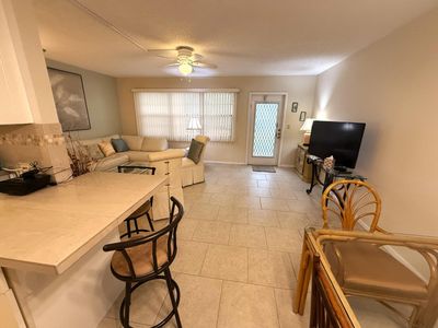 1046 Cambridge C, Condo with 1 bedrooms, 1 bathrooms and null parking in Deerfield Beach FL | Image 3