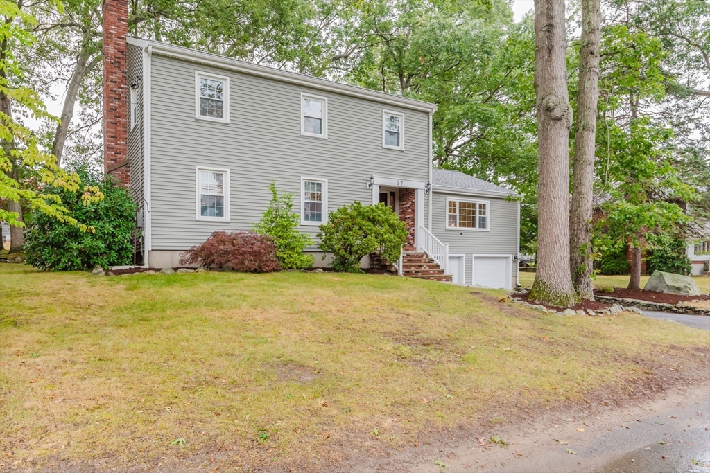 Oak Ln, Somerset, MA 02726