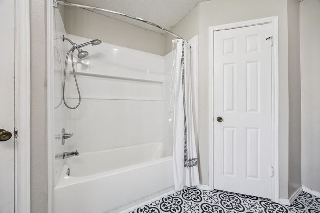 The tub-shower combo in the primary bathroom | Image 16