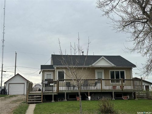 102 9th Ave Se, House with 2 bedrooms, 2 bathrooms and 4 parking in Weyburn SK | Card Image
