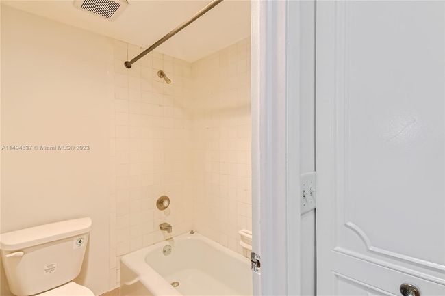 APT-2L - 3760 Inverrary Dr, Condo with 2 bedrooms, 2 bathrooms and null parking in LAUDERHILL FL | Image 12
