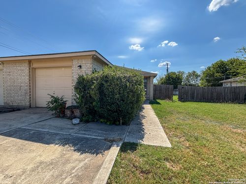 105 Long Ln, New Braunfels, TX, 78130-9037 | Card Image