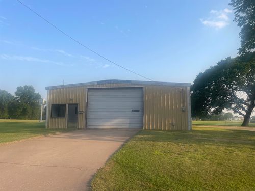 903 E 8th St, Harper, KS, 67058-1717 | Card Image