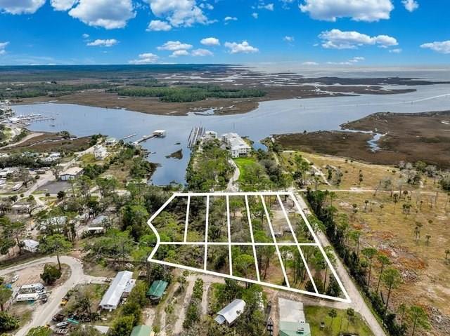 Land in Steinhatchee