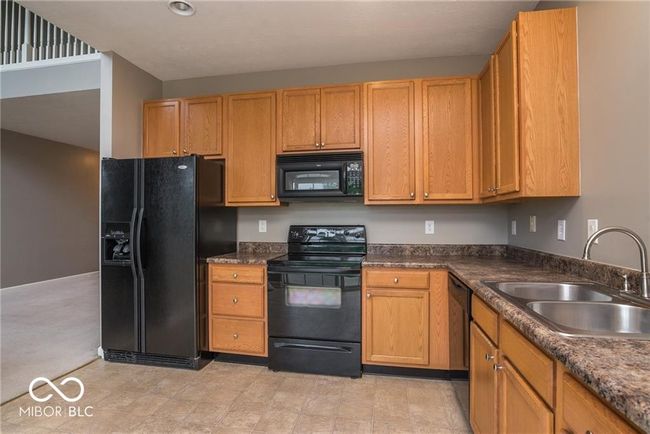 10910 Perry Pear Dr, Condo with 2 bedrooms, 3 bathrooms and null parking in Zionsville IN | Image 10