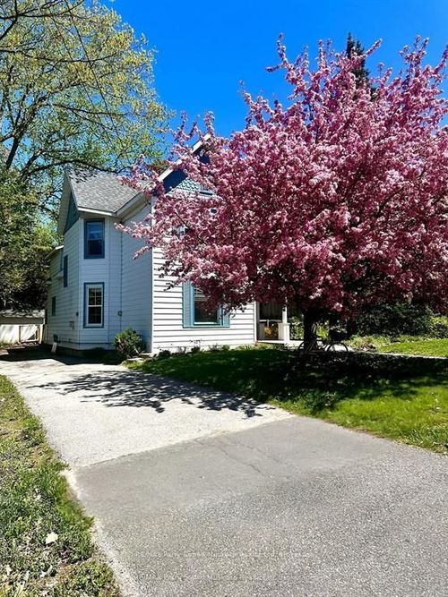 17 Waubeek St, Parry Sound, ON, P2A1B8 | Card Image