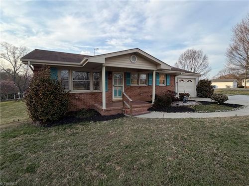 200 Arlington St, Mount Airy, NC, 27030-5804 | Card Image