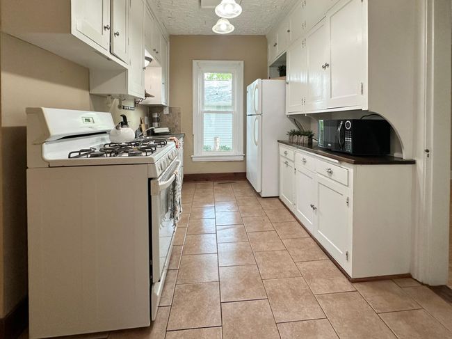Kitchen main floor | Image 19