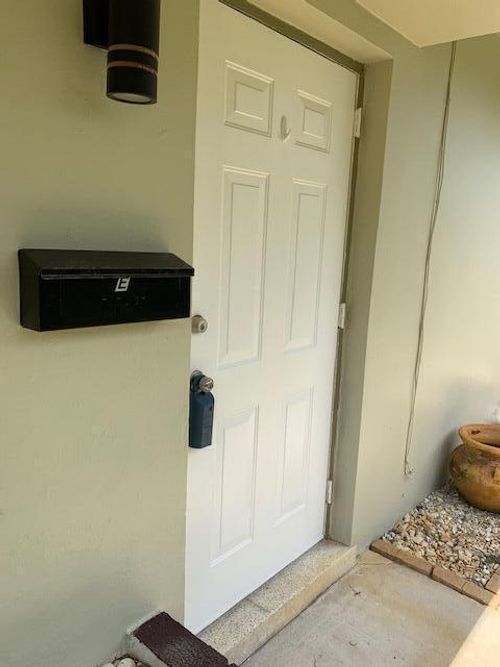 east-unit-4211 Ne 13th Avenue Ne, Oakland Park, FL, 33334 | Card Image