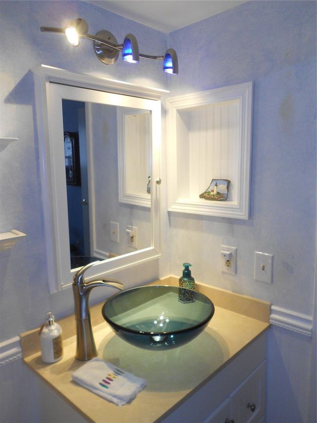 Beautifully Updated Guest Bath with Glass Vessel Sink | Image 39