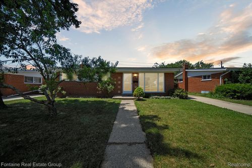8657 Mercedes St, Dearborn Heights, MI, 48127-1076 | Card Image