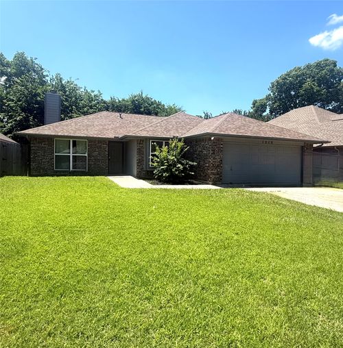 1212 Eagle Lake Dr, Azle, TX, 76020-5101 | Card Image