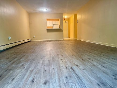 e112-32 Whites Ave, Watertown, MA, 02472-4305 | Card Image