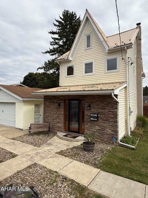 613 N 10th St, Bellwood, PA, 16617-1527 | Card Image