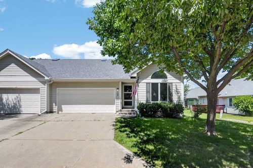 603 Ne Oakhurst Dr, Grimes, IA, 50111-2210 | Card Image