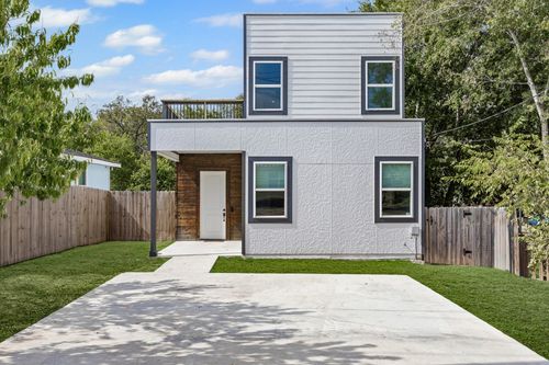 813 Chihuahua St, Lockhart, TX, 78644-3503 | Card Image