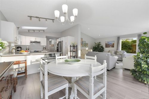 51-7586 Tetayut Rd, Central Saanich, BC, V8M0B4 | Card Image