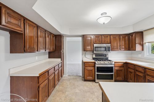 12387 Cedar Dr, Shelby Twp, MI, 48315-5133 | Card Image