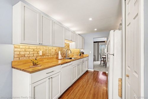 1437 Lantern Ln, Rochester Hills, MI, 48306-4240 | Card Image