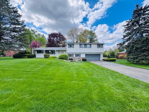 2712 Rambling Way, Bloomfield Charter Township, MI, 48302 | Card Image