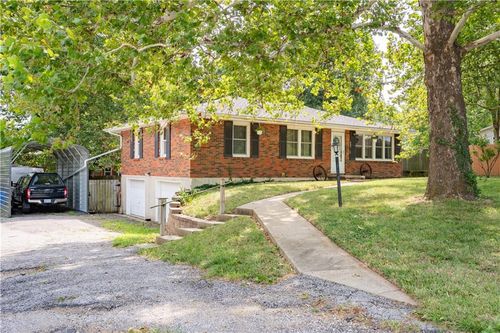 903 West St, Tonganoxie, KS, 66086-9777 | Card Image
