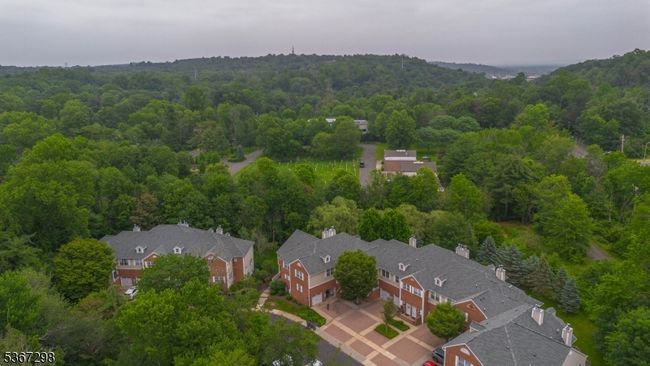32 Berkeley Sq, Townhouse with 3 bedrooms, 2 bathrooms and null parking in Berkeley Heights NJ | Image 24