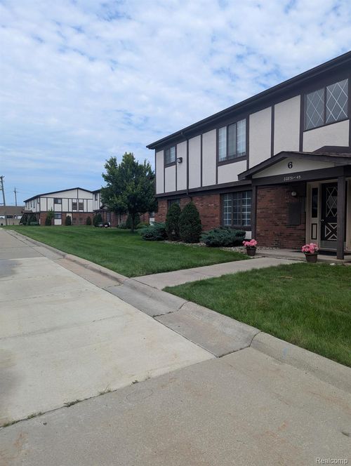 45-22839 Grove St, Saint Clair Shores, MI, 48080-1856 | Card Image