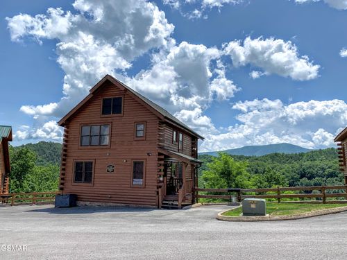2866 White Oak Ridge Ln, Sevierville, TN, 37862-6164 | Card Image